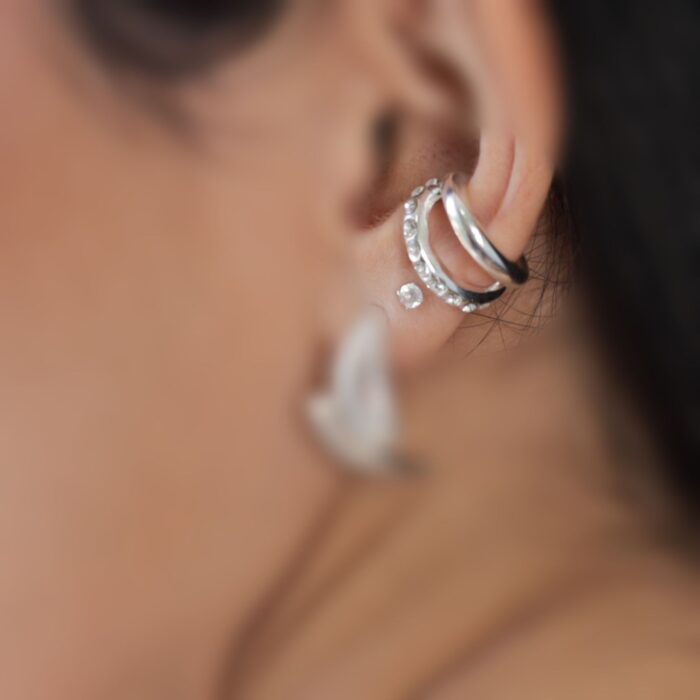 piercing fake ear cuff banho em prata com strass