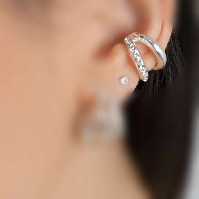 piercing fake ear cuff banho em prata com strass